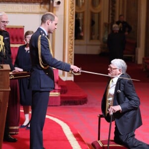 Sir Jeffrey Tate est anobli dans l'ordre de l'empire britannique par le prince William lors d'une cérémonie à Buckingham Palace le 19 avril 2017.