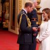 Joanna Worsley, veuve du lieutenant colonel Henry Worsley, a reçu en son nom la Polar Medal des mains du prince William lors d'une cérémonie à Buckingham Palace le 19 avril 2017.