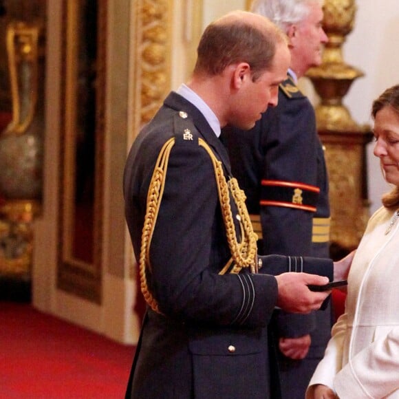 Joanna Worsley, veuve du lieutenant colonel Henry Worsley, a reçu en son nom la Polar Medal des mains du prince William lors d'une cérémonie à Buckingham Palace le 19 avril 2017.