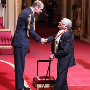 Sir Jeffrey Tate est anobli dans l'ordre de l'empire britannique par le prince William lors d'une cérémonie à Buckingham Palace le 19 avril 2017.