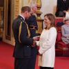 Joanna Worsley, veuve du lieutenant colonel Henry Worsley, a reçu en son nom la Polar Medal des mains du prince William lors d'une cérémonie à Buckingham Palace le 19 avril 2017.