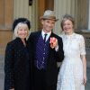Sir Mark Rylance, avec sa femme Claire van Kampen et sa fille Juliet, a été anobli dans l'ordre de l'empire britannique par le prince William lors d'une cérémonie à Buckingham Palace le 19 avril 2017.