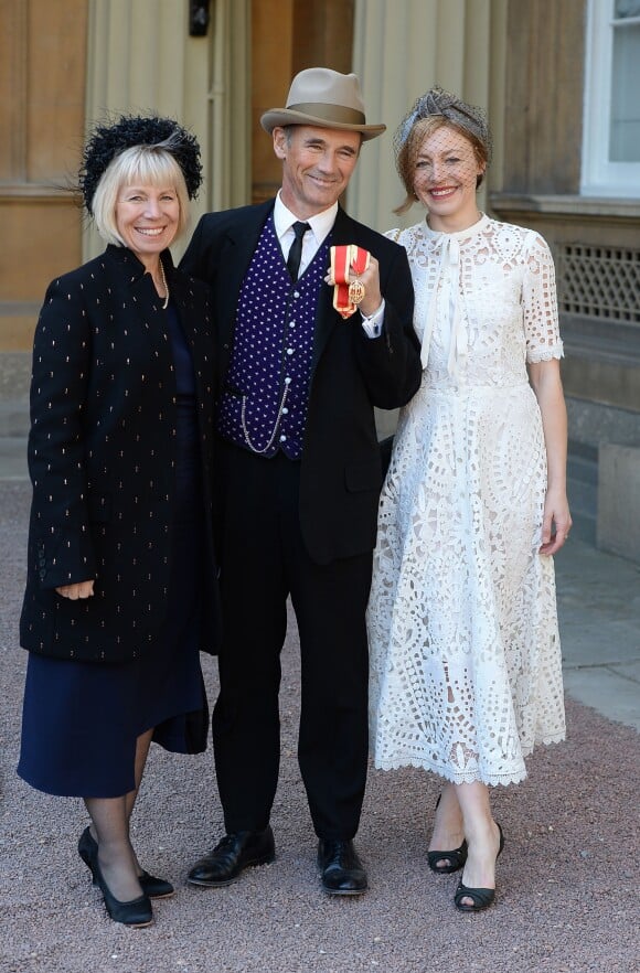Sir Mark Rylance, avec sa femme Claire van Kampen et sa fille Juliet, a été anobli dans l'ordre de l'empire britannique par le prince William lors d'une cérémonie à Buckingham Palace le 19 avril 2017.