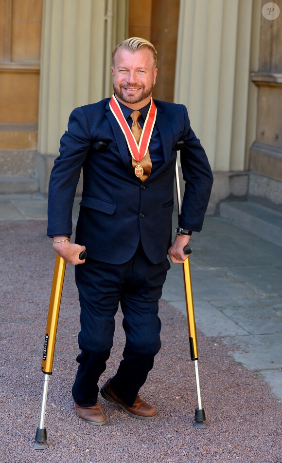 Sir Lee Pearson a été anobli dans l'ordre de l'empire britannique par le prince William lors d'une cérémonie à Buckingham Palace le 19 avril 2017.