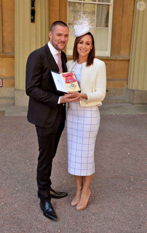 Jessica Ennis-Hill, enceinte et au côté de son mari David Hill, a été décorée (Dame Commandeur) dans l'ordre de l'empire britannique par le prince William lors d'une cérémonie à Buckingham Palace le 19 avril 2017.