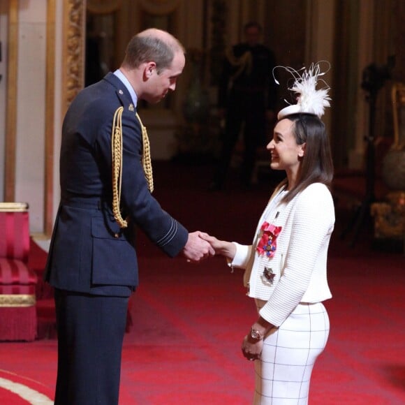 Jessica Ennis-Hill, enceinte de son premier enfant, a été décorée (Dame Commandeur) dans l'ordre de l'empire britannique par le prince William lors d'une cérémonie à Buckingham Palace le 19 avril 2017.