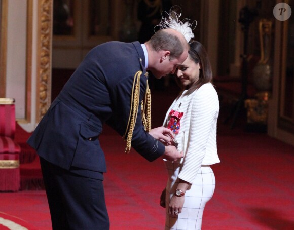 Jessica Ennis-Hill, enceinte de son premier enfant, a été décorée (Dame Commandeur) dans l'ordre de l'empire britannique par le prince William lors d'une cérémonie à Buckingham Palace le 19 avril 2017.