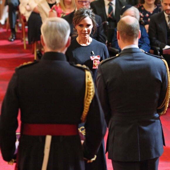 Victoria Beckham a été décorée (OBE) dans l'ordre de l'empire britannique par le prince William lors d'une cérémonie à Buckingham Palace le 19 avril 2017.