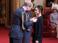 Victoria Beckham décorée par le prince William devant ses parents et David