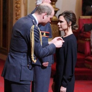 Victoria Beckham a été décorée (OBE) dans l'ordre de l'empire britannique par le prince William lors d'une cérémonie à Buckingham Palace le 19 avril 2017.