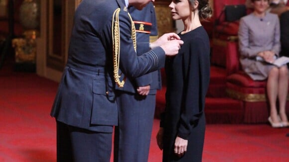 Victoria Beckham décorée par le prince William devant ses parents et David