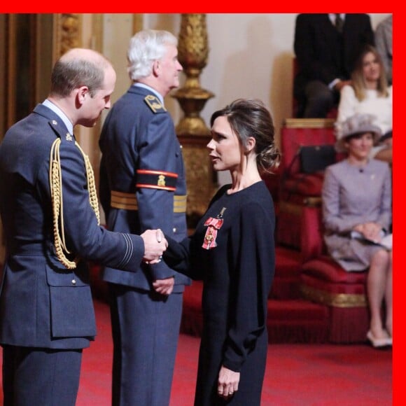 Victoria Beckham a été décorée (OBE) dans l'ordre de l'empire britannique par le prince William lors d'une cérémonie à Buckingham Palace le 19 avril 2017.