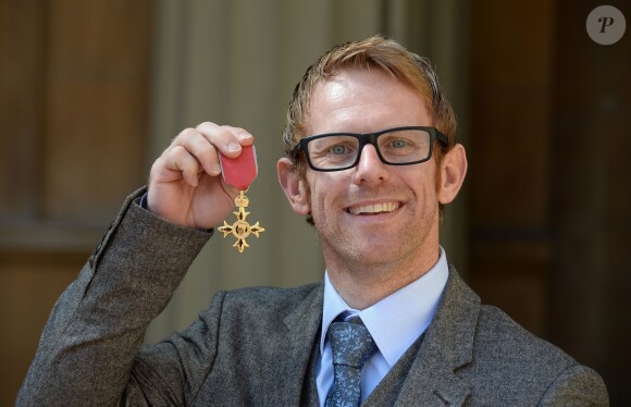 Jody Cundy décoré (OBE) dans l'ordre de l'empire britannique par le prince William lors d'une cérémonie à Buckingham Palace le 19 avril 2017.