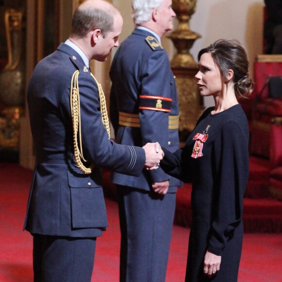 Victoria Beckham a été décorée (OBE) dans l'ordre de l'empire britannique par le prince William lors d'une cérémonie à Buckingham Palace le 19 avril 2017.