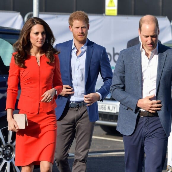 Kate Middleton, duchesse de Cambridge, le prince William et le prince Harry inauguraient ensemble le 20 avril 2017 la Global Academy de Hayes, à l'ouest de Londres, qui forment des étudiants aux métiers des médias.