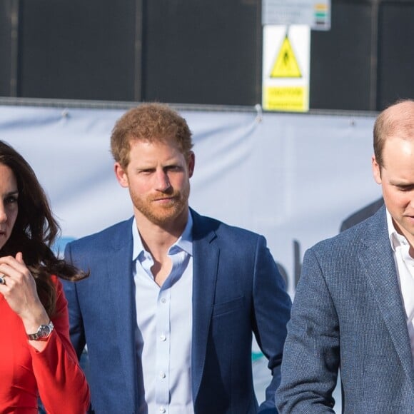 Kate Middleton, duchesse de Cambridge, le prince William et le prince Harry inauguraient ensemble le 20 avril 2017 la Global Academy de Hayes, à l'ouest de Londres, qui forment des étudiants aux métiers des médias.