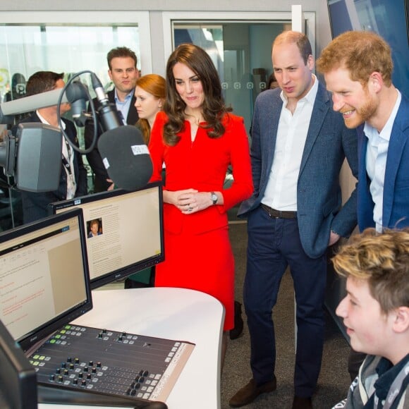 Kate Middleton, duchesse de Cambridge, le prince William et le prince Harry inauguraient ensemble le 20 avril 2017 la Global Academy de Hayes, à l'ouest de Londres, qui forment des étudiants aux métiers des médias.