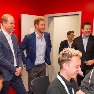 Kate Middleton, duchesse de Cambridge, le prince William et le prince Harry inauguraient ensemble le 20 avril 2017 la Global Academy de Hayes, à l'ouest de Londres, qui forment des étudiants aux métiers des médias.