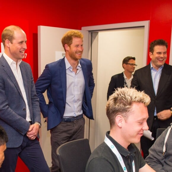 Kate Middleton, duchesse de Cambridge, le prince William et le prince Harry inauguraient ensemble le 20 avril 2017 la Global Academy de Hayes, à l'ouest de Londres, qui forment des étudiants aux métiers des médias.