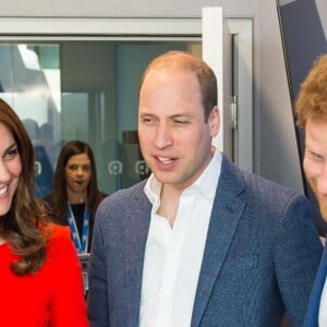 Kate Middleton, duchesse de Cambridge, le prince William et le prince Harry inauguraient ensemble le 20 avril 2017 la Global Academy de Hayes, à l'ouest de Londres, qui forment des étudiants aux métiers des médias.