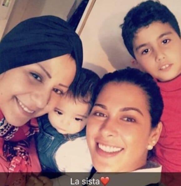 Ayem Nour pose avec sa soeur - Snapchat, avril 2017