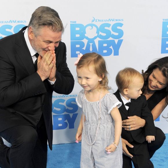 Alec Baldwin, sa fille Carmen Baldwin, sa femme Hilaria Baldwin et son fils Rafael Baldwin lors de la première de ''Boss Baby'' à AMC Loew's Lincoln Square à New York, le 20 mars 2017.