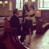Alec Baldwin redemandant la main de son épouse Hilaria en présence de leur fille Carmen, à New York le 19 avril 2017
