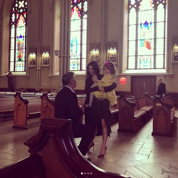 Alec Baldwin redemandant la main de son épouse Hilaria en présence de leur fille Carmen, à New York le 19 avril 2017