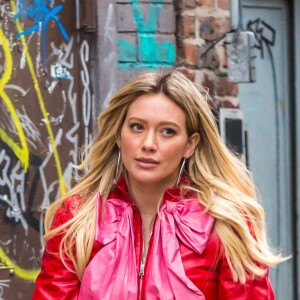 Exclusif - Hilary Duff tourne une scène de la série ''Younger'' dans la rue à New York, le 9 avril 2017. Elle porte un bomber rouge et des stilletos