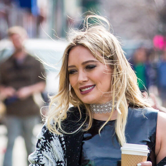 Hilary Duff vêtue d'une tenue très sexy sur le tournage de la nouvelle saison de 'Younger' à New York, le 3 avril 2017