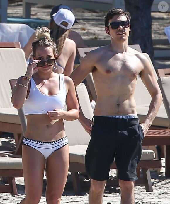 Hilary Duff et son compagnon Matthew Koma profitent d'une belle journée ensoleillée en amoureux sur une plage au Costa Rica le 15 février 2017