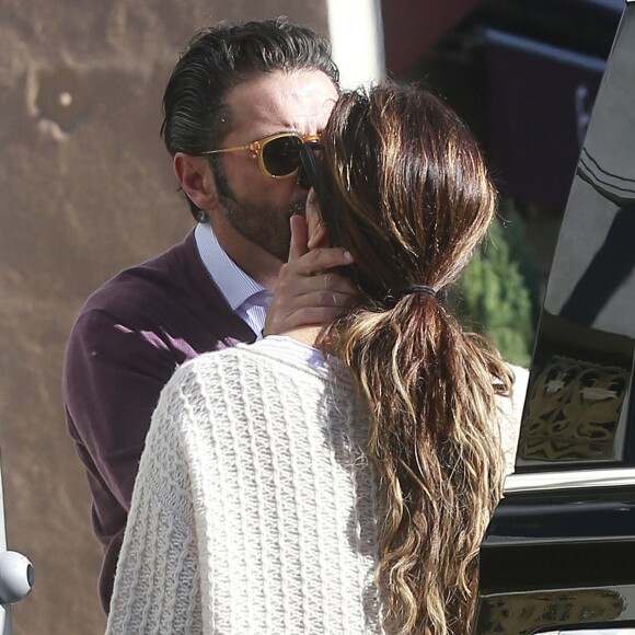 Exclusif - Eva Longoria et son mari Jose Baston sont allés prendre le petit déjeuner en amoureux et se sont embrassés et câlinés avant de monter en voiture à Beverly Hills, le 30 janvier 2017  Exclusive - ctress Eva Longoria and her husband Jose Baston are spotted out for breakfast in Beverly Hills, California on January 30, 2017. Eva could be stuffing her face before packing on the PDA with Jose after breakfast.30/01/2017 - Los Angeles