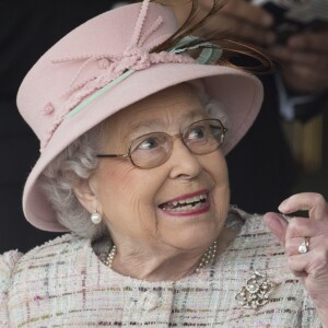 La reine Elizabeth II assistait aux courses à l'hippodrome de Newbury, le 21 avril 2017, le jour de son 91e anniversaire.