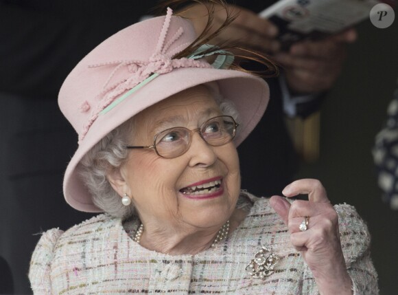 La reine Elizabeth II assistait aux courses à l'hippodrome de Newbury, le 21 avril 2017, le jour de son 91e anniversaire.