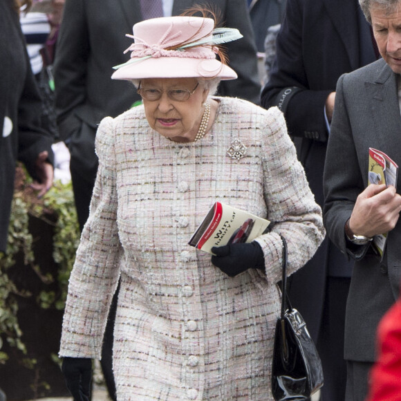 La reine Elizabeth II assistait aux courses à l'hippodrome de Newbury, le 21 avril 2017, le jour de son 91e anniversaire.
