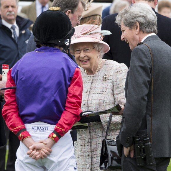 La reine Elizabeth II assistait aux courses à l'hippodrome de Newbury, le 21 avril 2017, le jour de son 91e anniversaire.