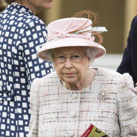La reine Elizabeth II assistait aux courses à l'hippodrome de Newbury, le 21 avril 2017, le jour de son 91e anniversaire.