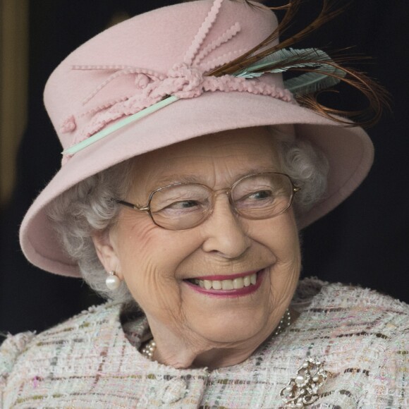 La reine Elizabeth II assistait aux courses à l'hippodrome de Newbury, le 21 avril 2017, le jour de son 91e anniversaire.