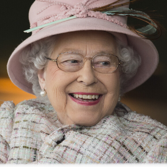 La reine Elizabeth II assistait aux courses à l'hippodrome de Newbury, le 21 avril 2017, le jour de son 91e anniversaire.