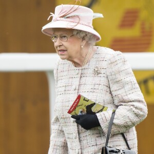 La reine Elizabeth II assistait aux courses à l'hippodrome de Newbury, le 21 avril 2017, le jour de son 91e anniversaire.