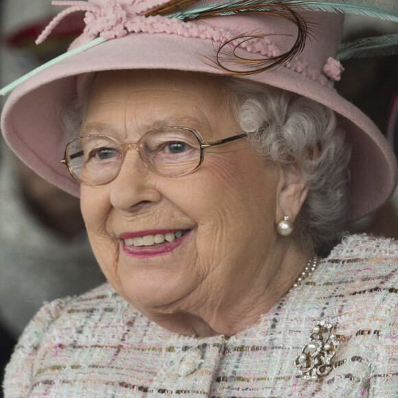 La reine Elizabeth II assistait aux courses à l'hippodrome de Newbury, le 21 avril 2017, le jour de son 91e anniversaire.