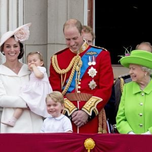 La reine Elizabeth II entourée de la famille royale, notamment le prince William et la duchesse Catherine de Cambridge avec leurs enfants George et Charlotte, le 11 juin 2016 lors de la parade Trooping the Colour en l'honneur de son 90e anniversaire.