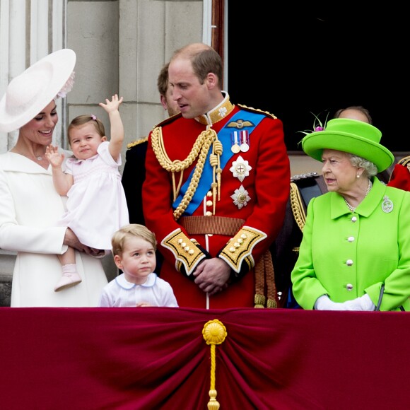 La reine Elizabeth II entourée de la famille royale, notamment le prince William et la duchesse Catherine de Cambridge avec leurs enfants George et Charlotte, le 11 juin 2016 lors de la parade Trooping the Colour en l'honneur de son 90e anniversaire.