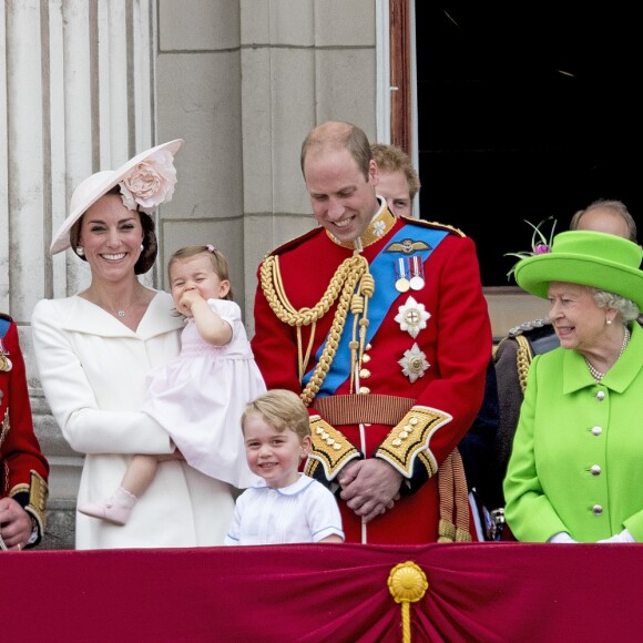La reine Elizabeth II entourée de la famille royale, notamment le prince William et la duchesse Catherine de Cambridge avec leurs enfants George et Charlotte, le 11 juin 2016 lors de la parade Trooping the Colour en l'honneur de son 90e anniversaire.