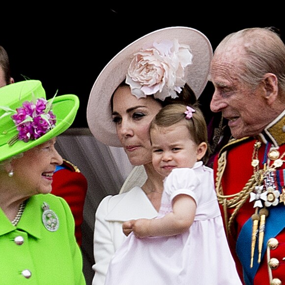 La reine Elizabeth II entourée de la famille royale, notamment le prince William et la duchesse Catherine de Cambridge avec leurs enfants George et Charlotte, le 11 juin 2016 lors de la parade Trooping the Colour en l'honneur de son 90e anniversaire.