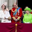 La reine Elizabeth II entourée de la famille royale, notamment le prince William et la duchesse Catherine de Cambridge avec leurs enfants George et Charlotte, le 11 juin 2016 lors de la parade Trooping the Colour en l'honneur de son 90e anniversaire.