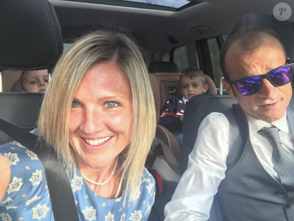 Michele Scarponi en famille avec sa compagne Anna et leurs jumeaux, photo Instagram le 15 avril 2017. Le coureur cycliste italien de l'équipe Astana a été tué samedi 22 avril 2017 par un camion lors d'une sortie d'entraînement près de chez lui dans la province d'Ancône.