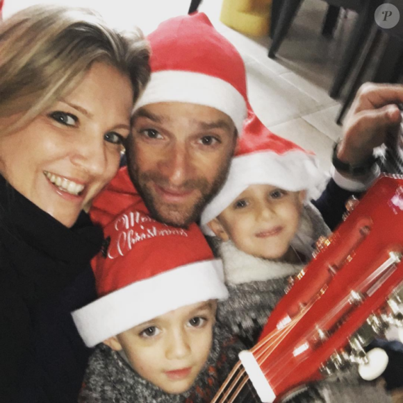 Michele Scarponi, sa compagne Anna Tommasi et leurs jumeaux lors de Noël 2016, photo Instagram. Le coureur cycliste italien de l'équipe Astana a été tué samedi 22 avril 2017 par un camion lors d'une sortie d'entraînement près de chez lui dans la province d'Ancône.