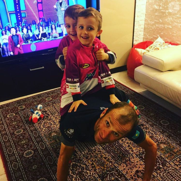 Michele Scarponi et ses "deux leaders", ses jumeaux, le 21 avril 2017 à la veille de sa mort, photo Instagram. Le coureur cycliste italien de l'équipe Astana a été tué samedi 22 avril 2017 par un camion lors d'une sortie d'entraînement près de chez lui dans la province d'Ancône.