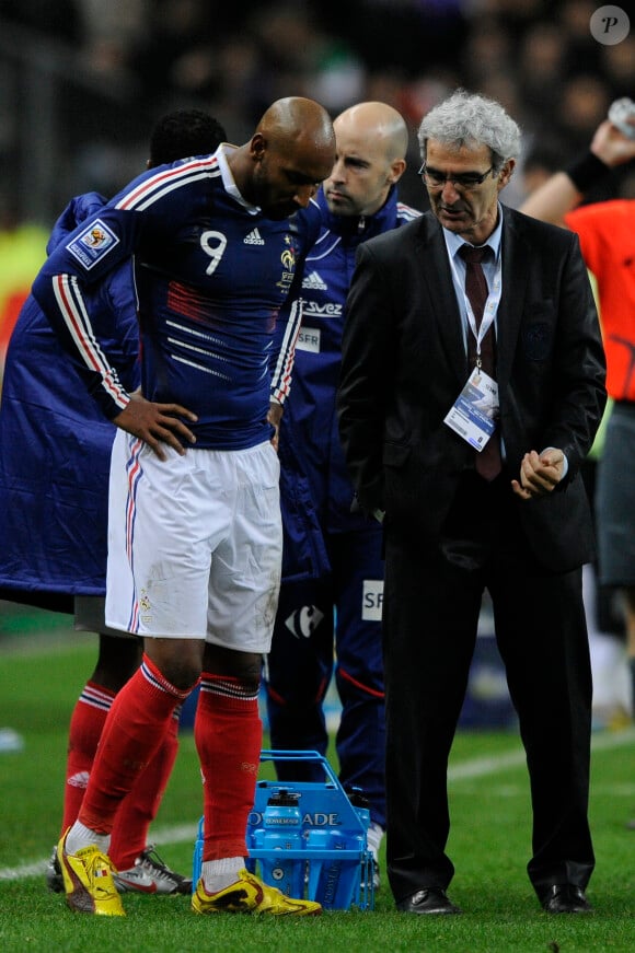 Nicolas Anelka et Raymond Domenech lors des éliminatoires pour la Coupe du Monde 2010, en novembre 2009 lors d'un match contre l'Irlande.